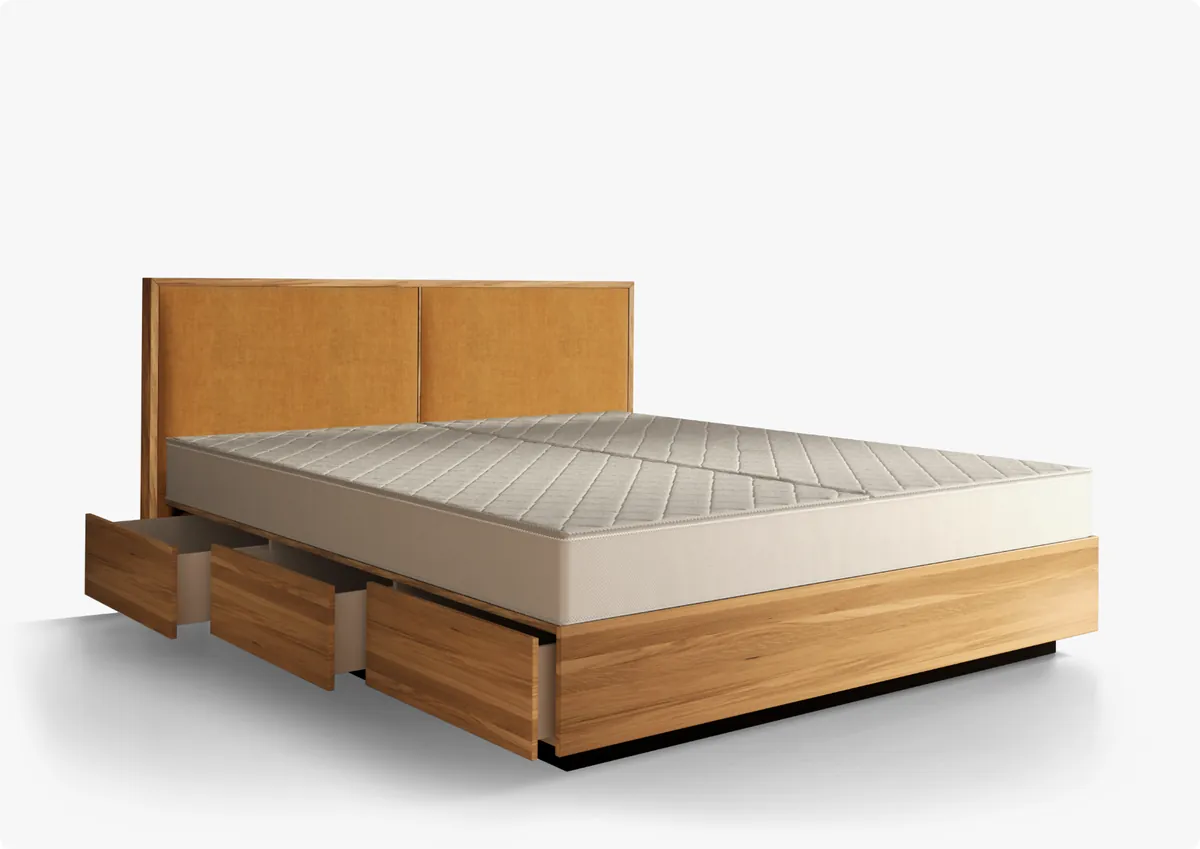 Dasselbe Bett mit senfgelbem Bezug und Eiche